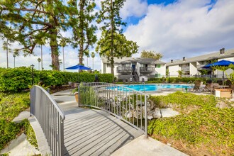 Villa Creek Apartments in Cypress, CA - Foto de edificio - Building Photo