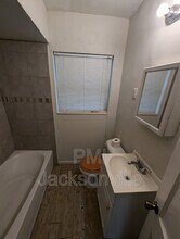 1056 Detroit Cir W in Jacksonville, FL - Building Photo - Building Photo