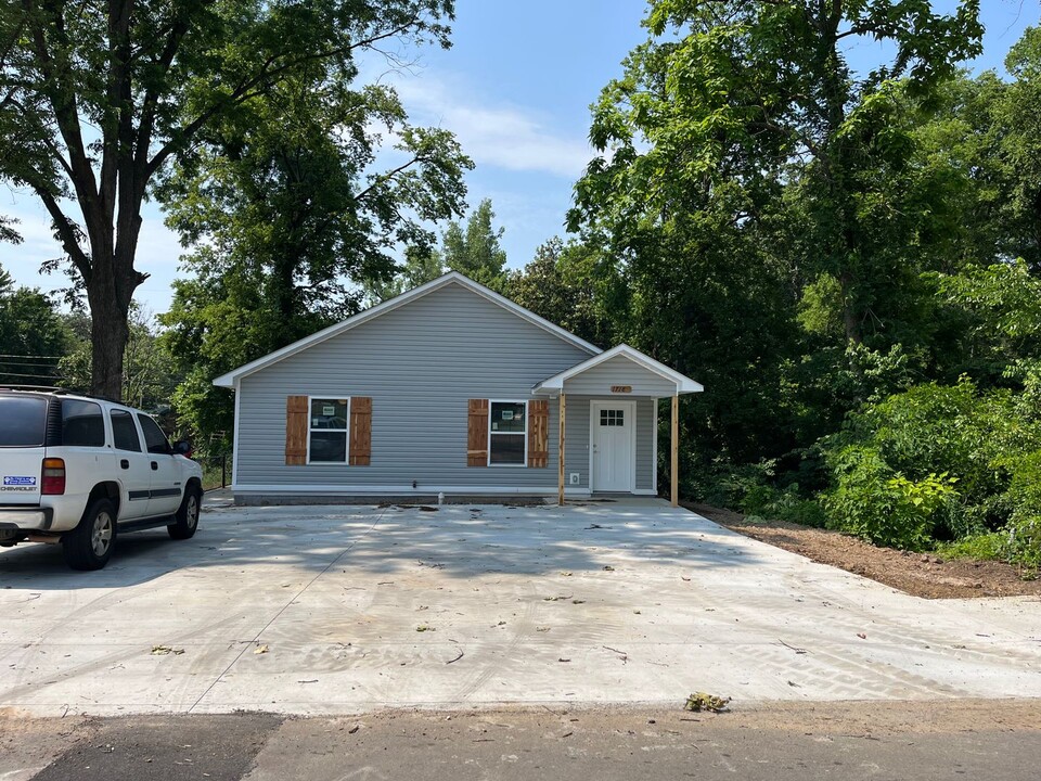 1718 Poplar St in Van Buren, AR - Building Photo