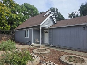 731 SW Laurel St in Grants Pass, OR - Building Photo - Building Photo