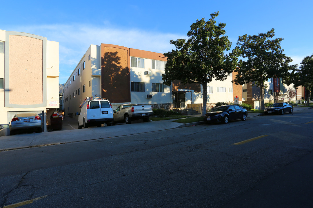 445 W Dryden St in Glendale, CA - Foto de edificio