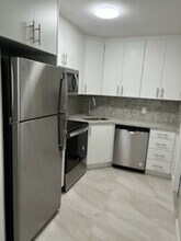 702 NE 40th St in Oakland Park, FL - Building Photo - Building Photo