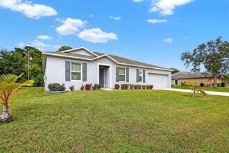 657 NE Horizon Ln in Port St. Lucie, FL - Foto de edificio - Building Photo