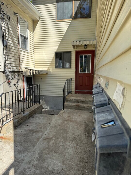 11 Cove View Dr in Stamford, CT - Building Photo