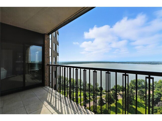 2950 Dean Pkwy in Minneapolis, MN - Building Photo - Building Photo