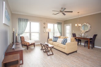 Lakeside 121 Apartments in Lewisville, TX - Foto de edificio - Interior Photo