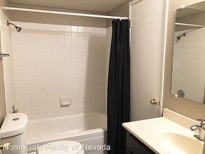 2913 Tierra Verde E in Reno, NV - Foto de edificio - Building Photo