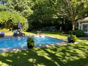 96 Cove Hollow Rd in East Hampton, NY - Building Photo - Building Photo