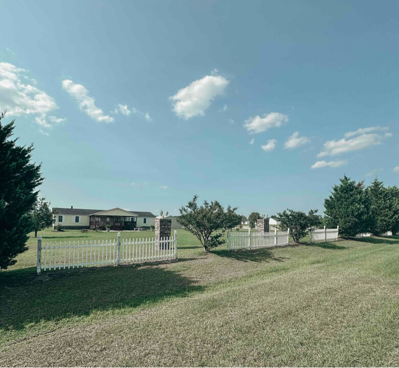 11 Coastal Ln in Hartsville, SC - Foto de edificio