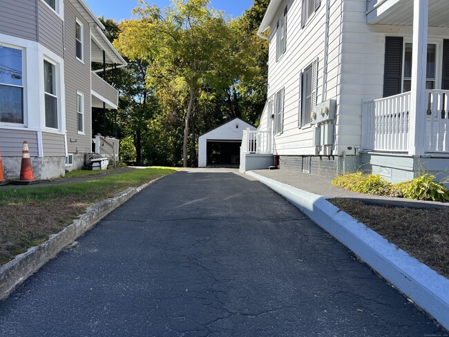 109 Brookside Ave in Torrington, CT - Foto de edificio - Building Photo