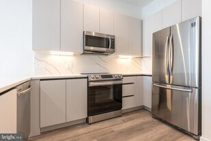 3120 W Jefferson St, Unit 402 in Philadelphia, PA - Building Photo