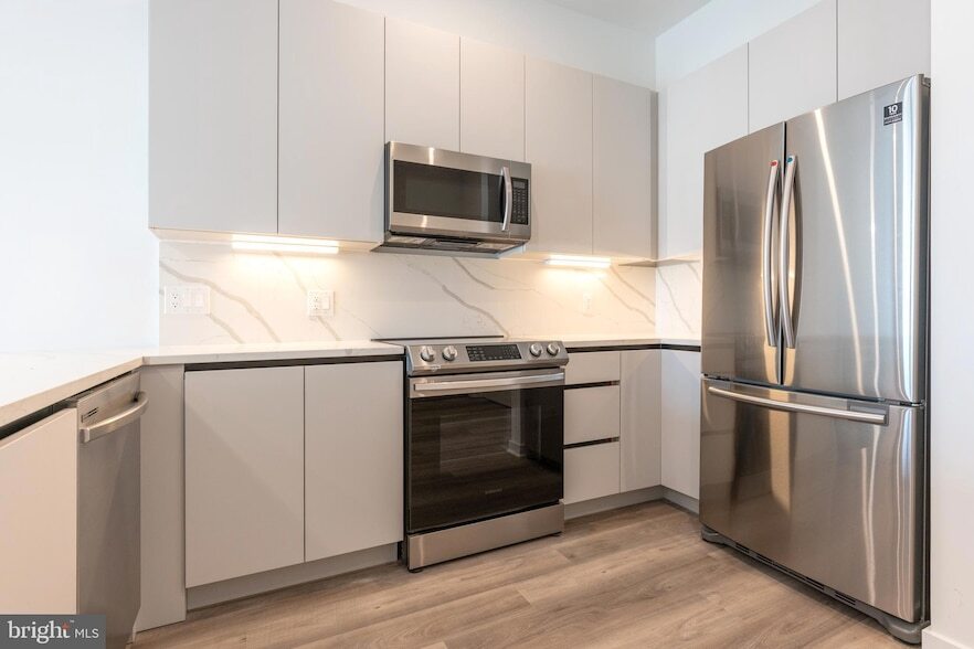 3120 W Jefferson St, Unit 402 in Philadelphia, PA - Building Photo