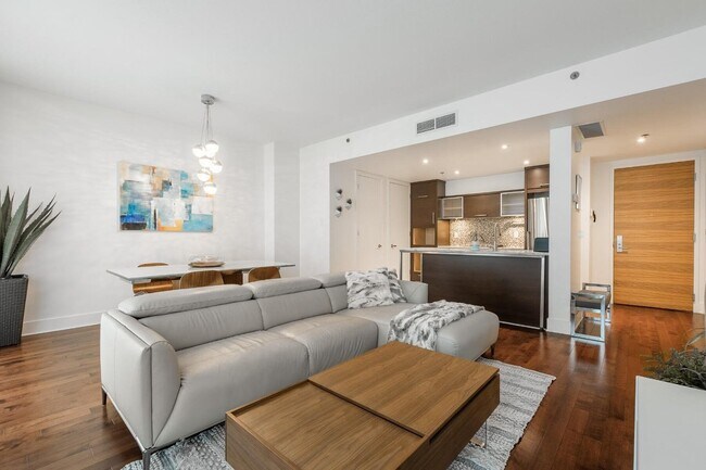 859 Rue de la Commune E in Montréal, QC - Building Photo - Building Photo