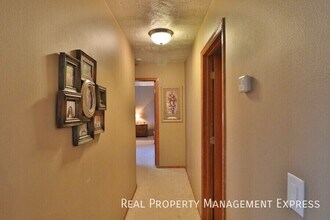 Large 4 bedroom 3 bathroom house with a fenced in yard in Sioux Falls, SD - Building Photo - Building Photo