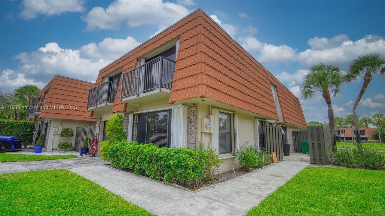 11101 SW 15th Manor in Davie, FL - Building Photo