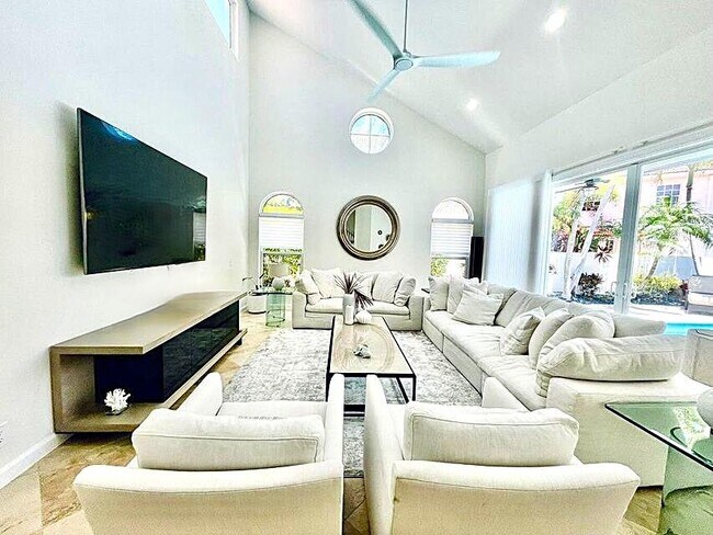 3567 Commodore Cir
