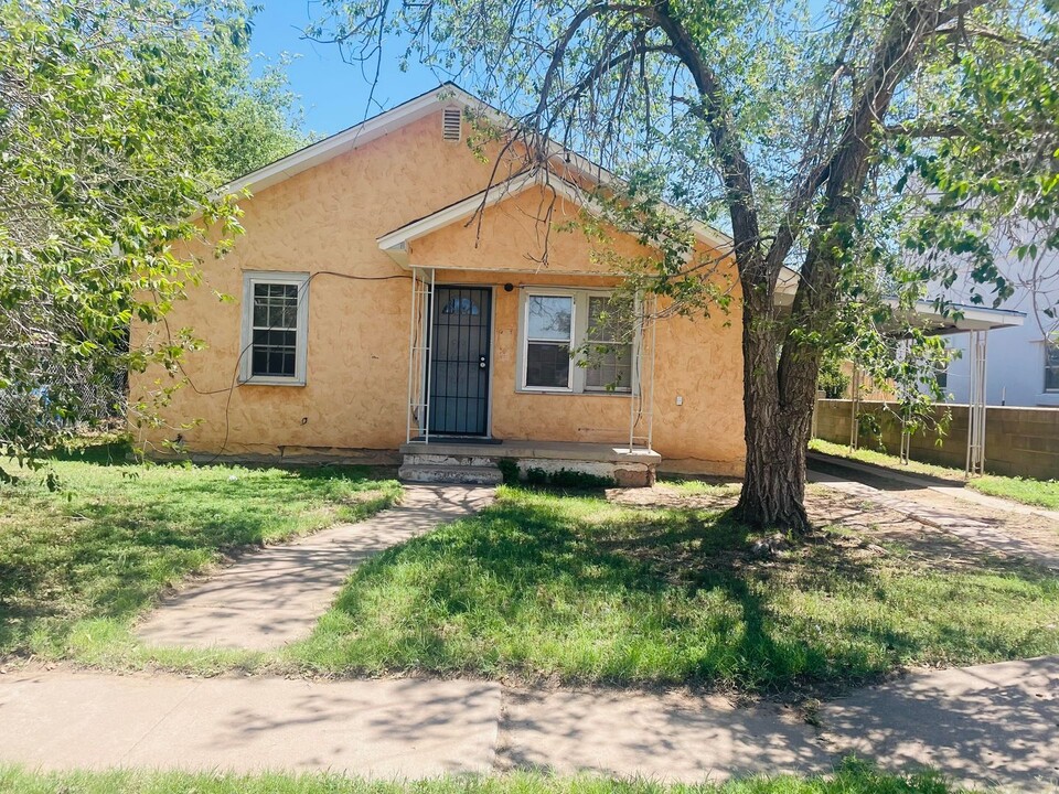 111 S Avenue F in Portales, NM - Building Photo