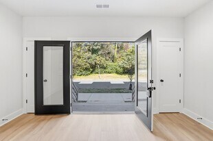 1352 Briar Creek Rd in Charlotte, NC - Building Photo