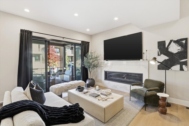 2860 W Lumber Ln in Fernan Lake Village, ID - Building Photo - Building Photo