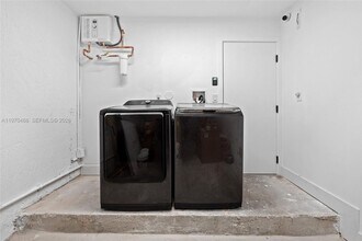 8511 NW 141st Terrace in Miami Lakes, FL - Foto de edificio - Building Photo