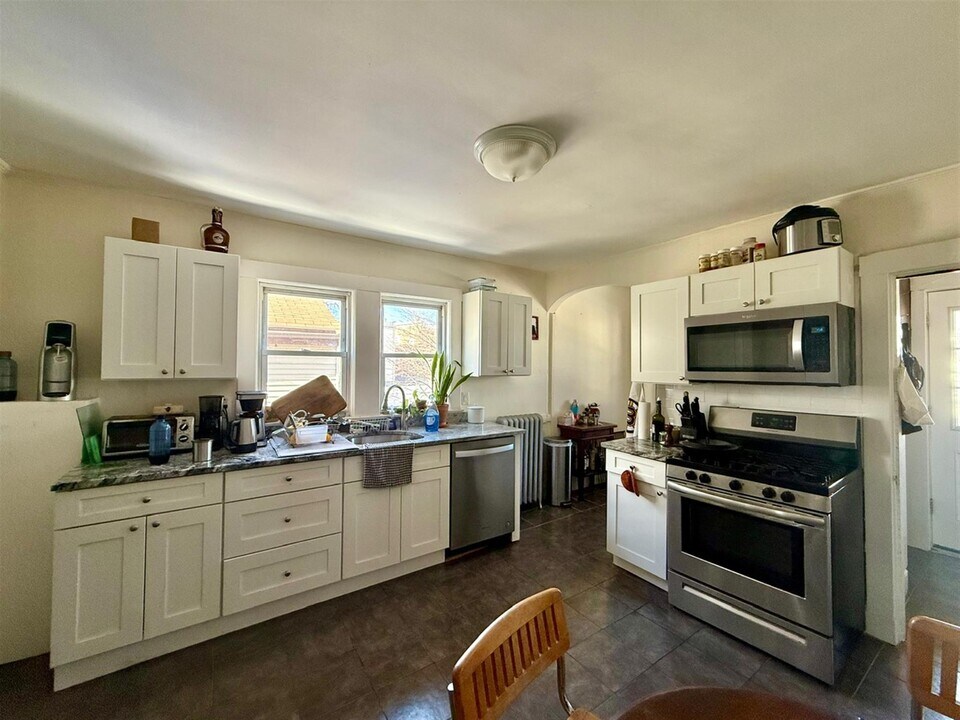 33 Sewall St, Unit 2 in Somerville, MA - Building Photo