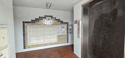 2050 N Congress Ave in West Palm Beach, FL - Building Photo - Building Photo