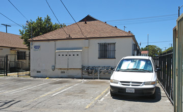 9000 Avalon Blvd in Los Angeles, CA - Building Photo - Building Photo