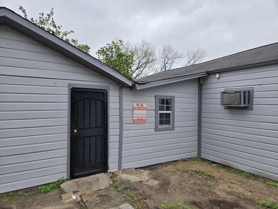 5906 Hillsboro St in Houston, TX - Building Photo