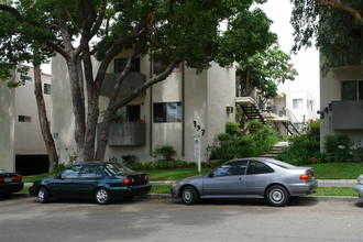 337 E Tujunga Ave in Burbank, CA - Building Photo - Building Photo