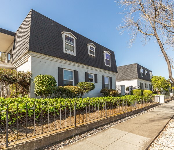 Montclair Apartments in Mountain View, CA - Building Photo - Building Photo