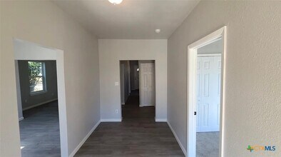 205 E M.L.K. Jr Blvd in Taylor, TX - Building Photo - Building Photo