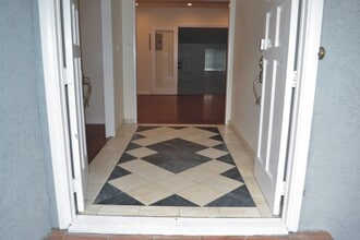 6407 Gentry Ave in North Hollywood, CA - Foto de edificio - Building Photo