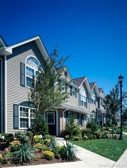71 Overlook Dr-Unit -71 in Farmingville, NY - Building Photo - Building Photo