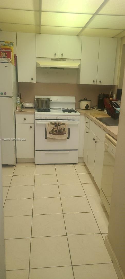 18101 NW 68th Ave, Unit C206 in Hialeah, FL - Foto de edificio - Building Photo