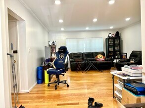 166 Lake Shore Rd, Unit 1 in Boston, MA - Building Photo - Building Photo
