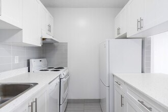 2040 Nelson St in Vancouver, BC - Building Photo - Building Photo