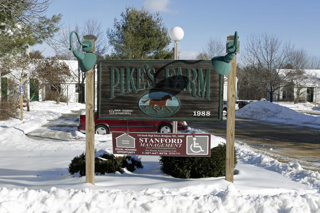 Pike's Farm in Bridgton, ME - Foto de edificio - Building Photo