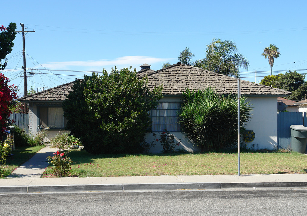 827-829 829 1/2 W Palm Dr in Oxnard, CA - Building Photo