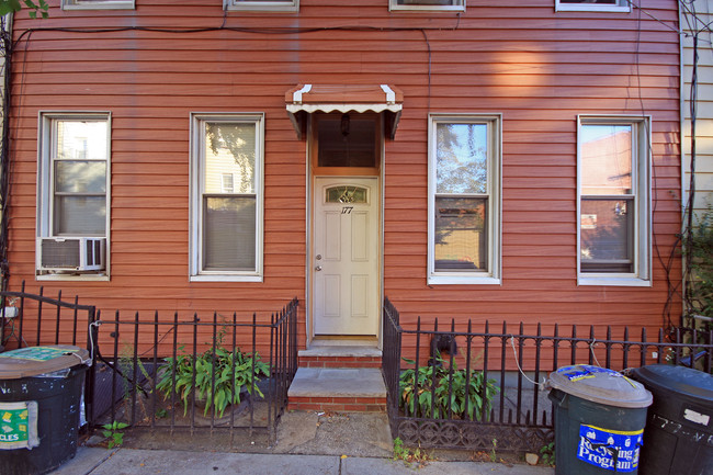 177 N 8th St in Brooklyn, NY - Foto de edificio - Building Photo
