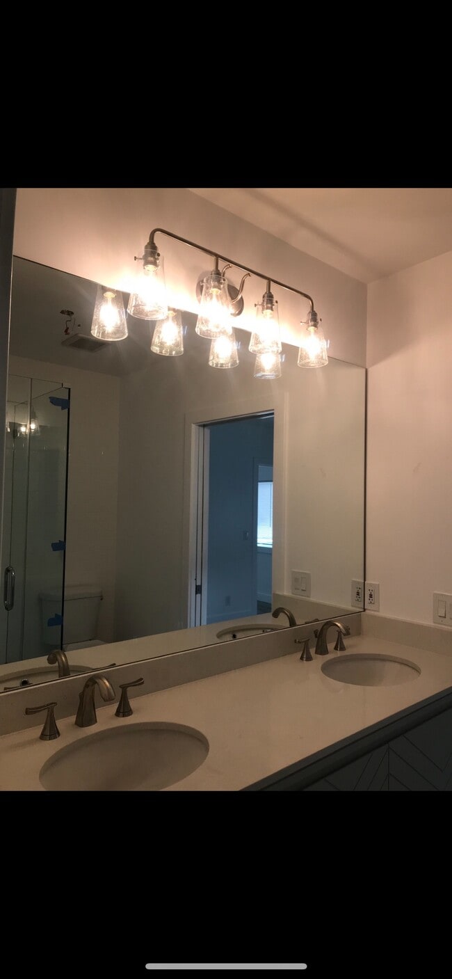 1820 E Woodbury Rd. in Pasadena, CA - Foto de edificio - Building Photo