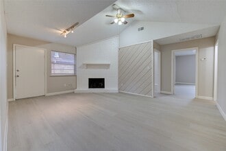 212 Quaker Dr in Friendswood, TX - Building Photo - Building Photo