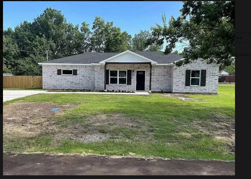 126 W Cedar St in Lone Oak, TX - Building Photo