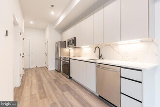 3120 W Jefferson St, Unit 503 in Philadelphia, PA - Building Photo - Building Photo