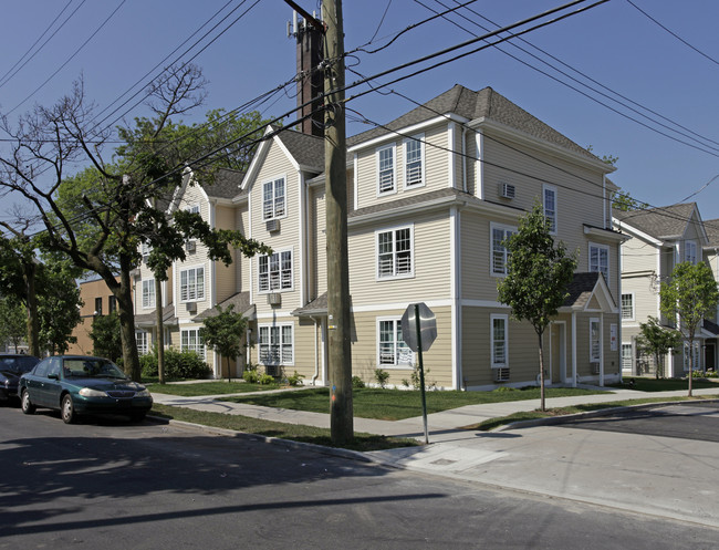 Markham Gardens in Staten Island, NY - Building Photo - Building Photo