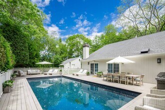 331 Meadows W in Bridgehampton, NY - Foto de edificio - Building Photo