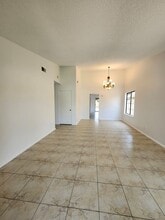 947 W Manzanita St in Bloomington, CA - Building Photo - Building Photo