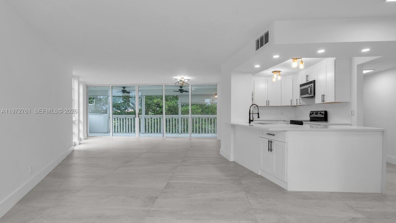 6911 Environ Blvd in Lauderhill, FL - Foto de edificio