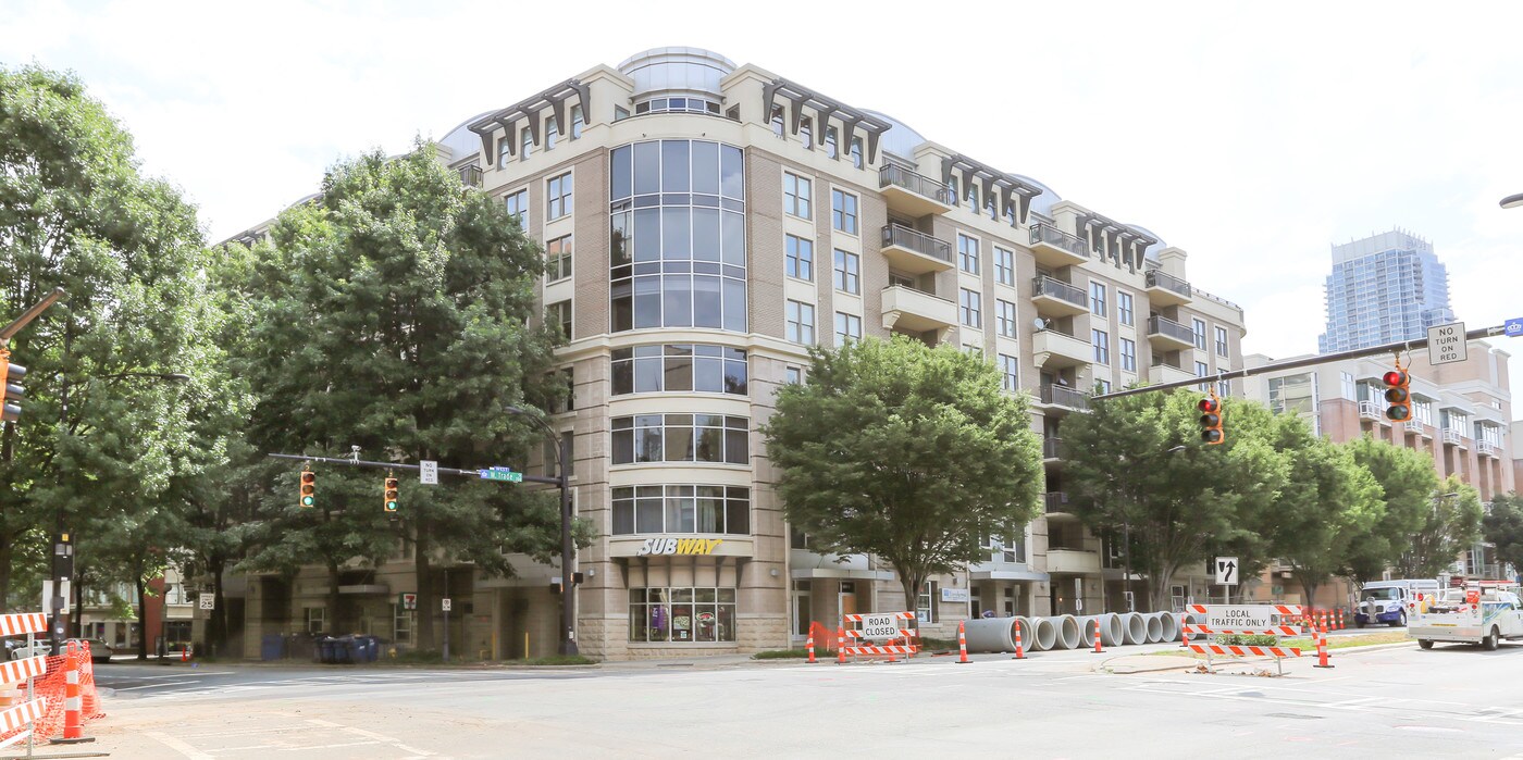 718 W Trade St in Charlotte, NC - Foto de edificio
