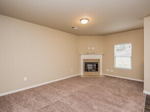 260 Stillwood Dr in Newnan, GA - Building Photo - Building Photo