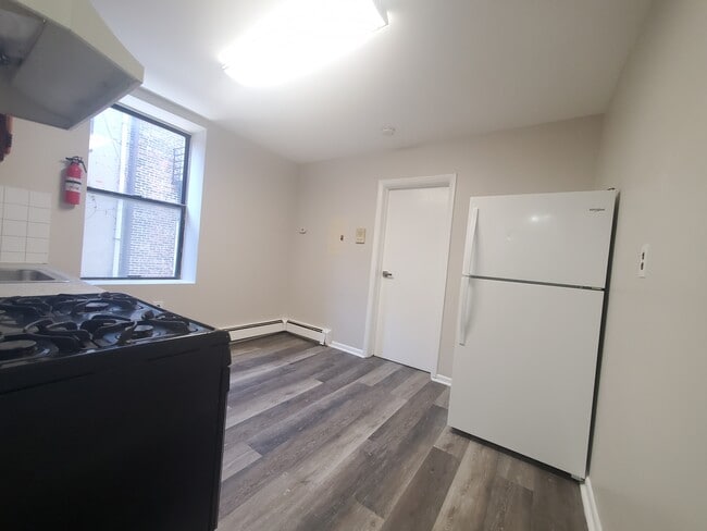 110 Warner Ave, Unit 4 in Jersey City, NJ - Building Photo - Building Photo